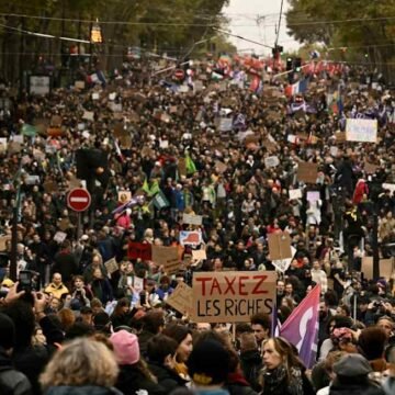 Hundreds of thousands protest in France in second weekend of mass demonstrations